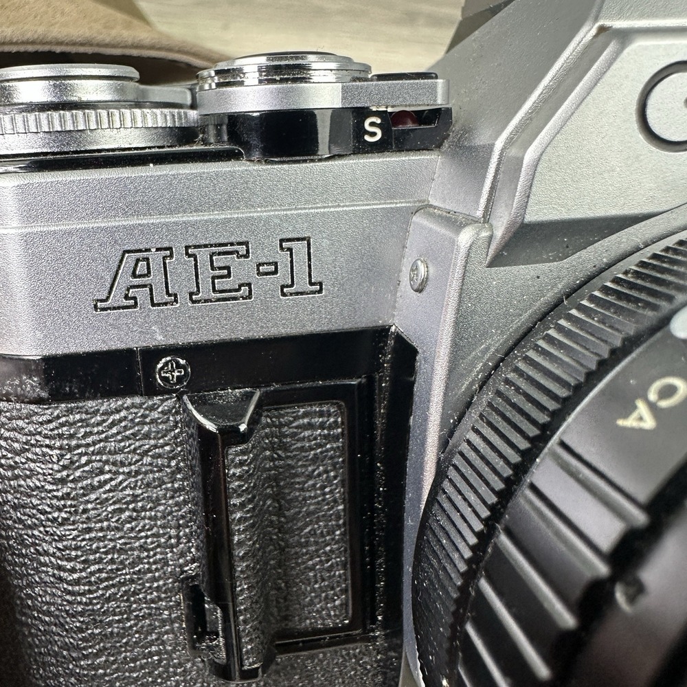 Vintage Canon AE-1 35mm SLR Film Camera w/ 28mm f2.8 Lens Strap Japan - Picture 9 of 13